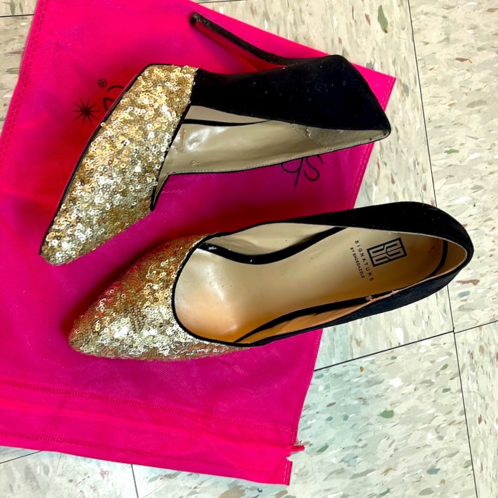 Selling women shoes.